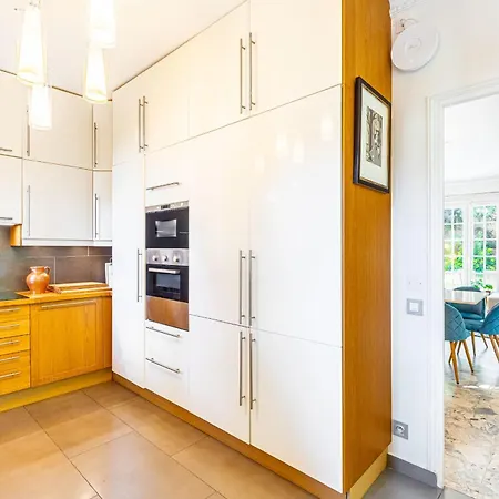 Big With Private Garden Apartment *